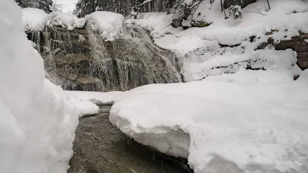 Водопад Лесу Реки Зимний Пейзаж Зимой Снегом Гаррахов Чехия — стоковое фото