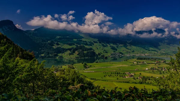 Lauerzersee İsviçre'de dağlarda manzara,