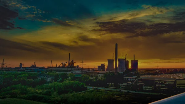 Pôr Sol Cidade Industrial Com Chaminés — Fotografia de Stock