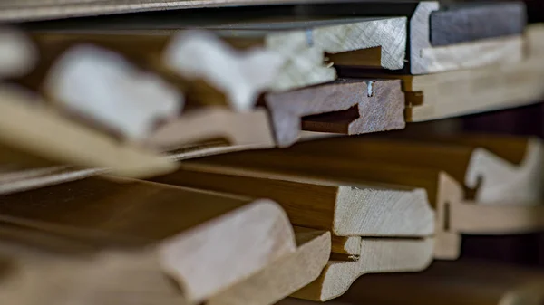 Desen parke için şeritler ve sonuç olarak masif ahşap yer tahtaları yapılmış