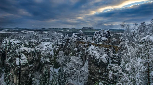 Basteibrcke dağ, orman ve Elbe kumtaşı Dağları taşları ile Kış kış, Sakson İsviçre Ulusal Parkı, Almanya