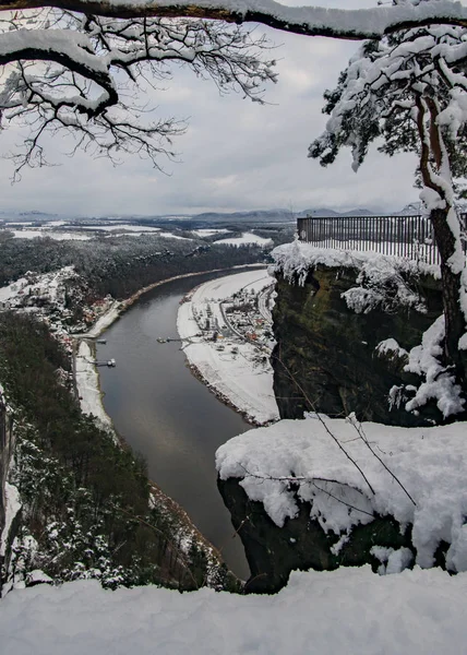 Sakson İsviçre Ulusal Parkı, Elbe kumtaşı Dağları, Almanya Bastei Bridge'de bir duvara kar