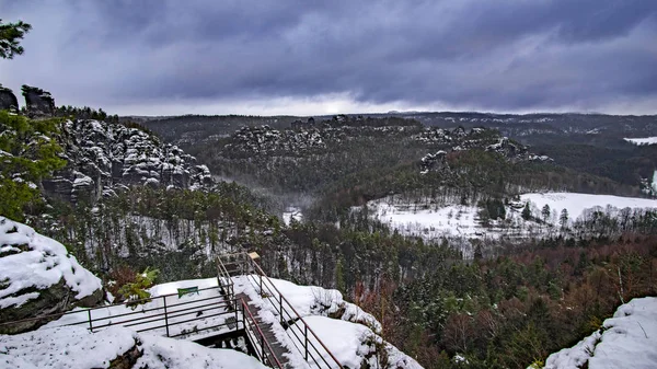 Kışın, Sakson İsviçre Ulusal Parkı, Almanya üzerinde Orman ağaçları Elbe kumtaşı Dağları ile Bastei Köprüsü'nden görüntülemek