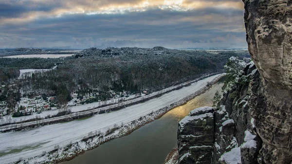 Kışın, Sakson İsviçre Ulusal Parkı, Almanya dan river Elbe Elbe kumtaşı Dağları'nda Bastei köprüde görüntülemek