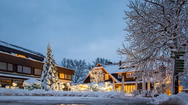 Gece bir evde kış karda, Sakson İsviçre Ulusal Parkı, Elbe kumtaşı Dağları Bastei köprüsünde, Almanya