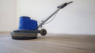 Parke ve meşe bir makine ile döşeme yenilemek