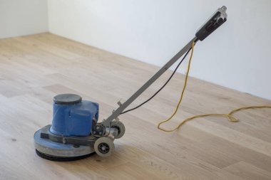 Parke ve meşe bir makine ile döşeme yenilemek