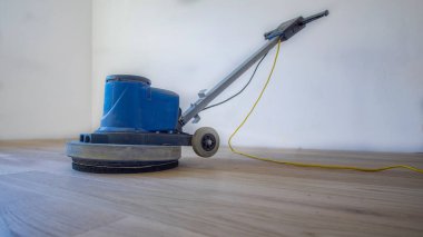 Parke ve meşe bir makine ile döşeme yenilemek