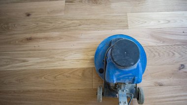 Yenilemek ve temizlik veya kat zımparalama makinesi ile parke cilası.