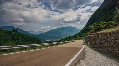 Lake Garda dağ manzaralı bir yolda