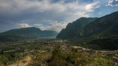 Yatay, dağlar, göller İtalya, Idrosee dağ vadisinde. İtalya dağlarda güzel doğa peyzaj