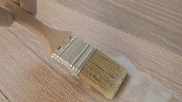 Vernikleme ve parke mühürleme için fırça ve bazı yüzey yenileme planks