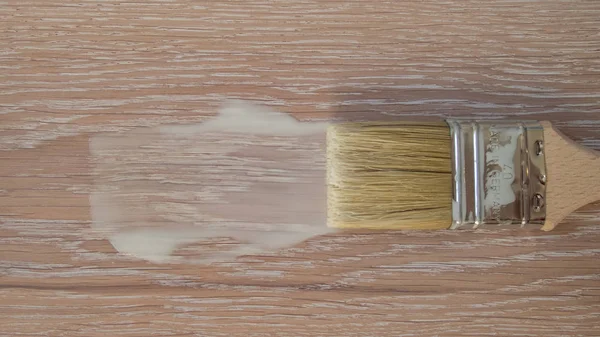 用于镶木地板和板材的涂漆和密封的刷子表面的一些翻新 — 图库照片