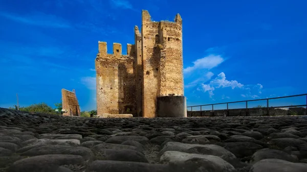 Köyün İtalya göl kenarında nehrinde Dağı'nda eski bir kale