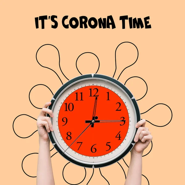 Horloge murale et coronavirus. Les mains des filles tiennent une horloge avec le texte Son temps de couronne. Le temps passe. Le concept du comptage du temps. Coronavirus COVID-19 — Photo