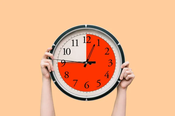 Reloj redondo con esfera muestra tres cuartos de hora. El temporizador es de quince minutos. Mira en las manos de una mujer. El concepto de un horario, y la asignación de tiempo para completar el trabajo — Foto de Stock