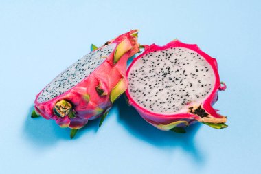 Mavi arka planda pitaya kes. Hylocereus undatus türünün ejderha meyvesi.