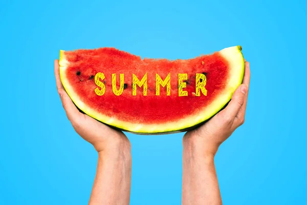 Wassermelonenscheibe Mit Dem Text Sommer Die Hand Einer Frau Hält — Stockfoto