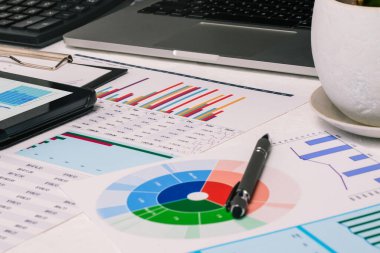 Analistler masaüstü. Sayılı masalar, bilgisayar ve tablet. Muhasebe ve eğitim kavramı