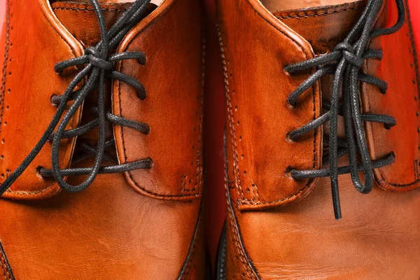 Мужская обувь крупным планом. Модные коричневые кожаные туфли. Мужская мода. — стоковое фото