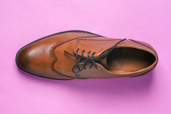 Stylové boty na růžovém pozadí. Dámské kožené boty. Mužská móda. Kancelářské boty pro každodenní chůzi. Pohled shora, zblízka — Stock fotografie