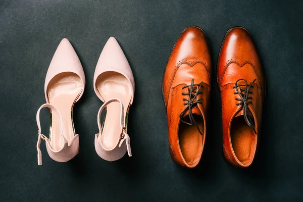 Sepatu Wanita Dan Pria Dengan Latar Belakang Hitam Aksesoris Pernikahan — Stok Foto
