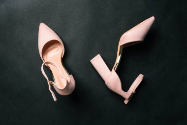 Siyah arka planda izole edilmiş yüksek topuklu ayakkabılı kadınlar. Modern moda aksesuar. Şık ve seksi yürüyüş ayakkabıları. Kadınların güzellik ve moda kavramı. Üst görünüm, yakın çekim