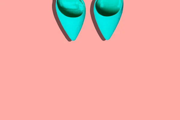 Zapatos de tacón alto turquesa para mujer sobre fondo rosa pastel. Las mujeres a la moda de color de fondo. vista superior de una disposición plana. Blog de moda —  Fotos de Stock