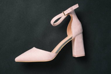 Siyah arka planda yüksek topuklu kadın ayakkabıları. Şık ve şık kadın ayakkabıları. Ayakkabı satma ve alışveriş kavramı. Kadınların günlüğü