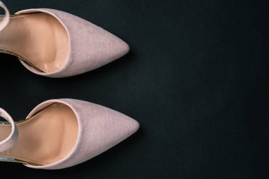 Siyah arka planda bej ayakkabılar ve boşluğun bir kopyası. Kadın ayakkabıları, yakın plan. Kadın blogu. Düz Düzen.