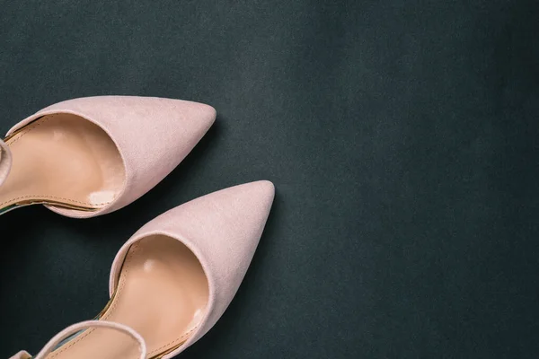 Scarpe da donna su sfondo scuro con una copia dello spazio. Scarpe alla moda primo piano. Blog delle donne. Vendita e consegna di beni — Foto Stock