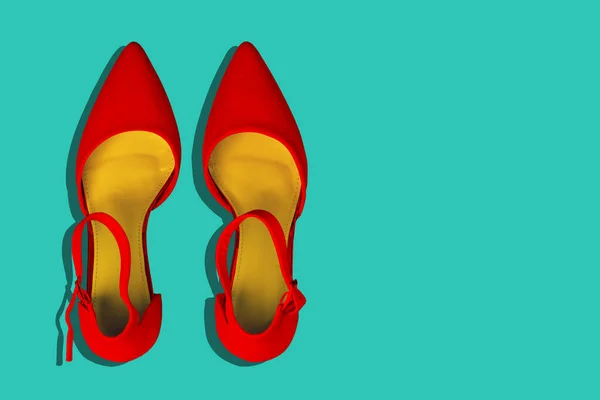 Sepatu Wanita Merah Pada Latar Belakang Pirus Dengan Salinan Ruang — Stok Foto