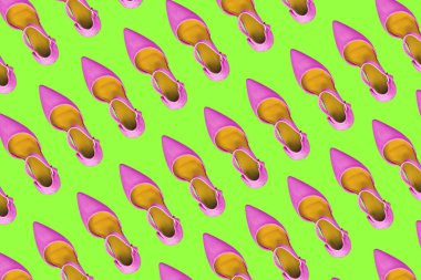 Açık yeşil arka planda mor kadın ayakkabıları. Kadın blogu. Üst görünüm, düz görünüm