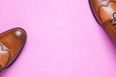 Mor arka planda erkek ayakkabıları ve boşluğun bir kopyası. Ayakkabı satışı ve çevrimiçi mağazadan mal teslimatı. Ofis ve iş ayakkabıları hakiki deriden yapılmış.