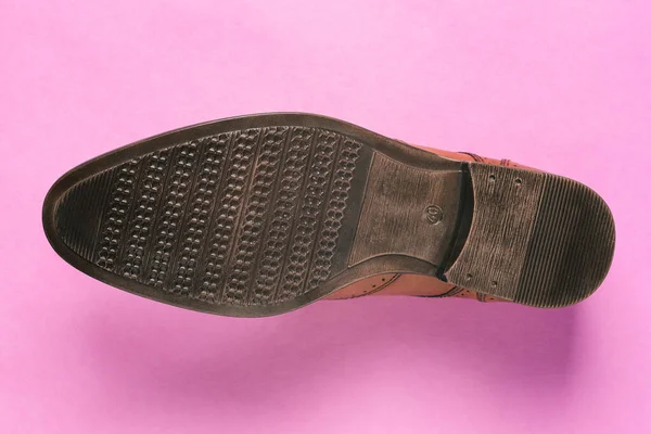 Sole of the Shoe diisolasi dengan latar belakang ungu. Sole dari mens klasik Shoe close-up. Tampilan atas, tata letak datar — Stok Foto