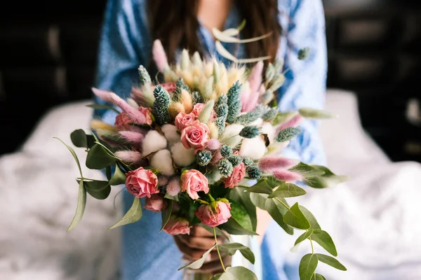 結婚式の花束を閉じる 青いドレスの女の子は彼女の手に花の花束を持っています — ストック写真