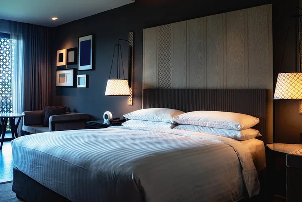 キングサイズ ベッドの寝室 — ストック写真