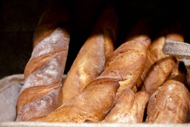 Kahvaltı için buğday ekmeği yığını.