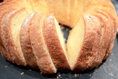 Kahvaltı için buğday ekmeği yığını.