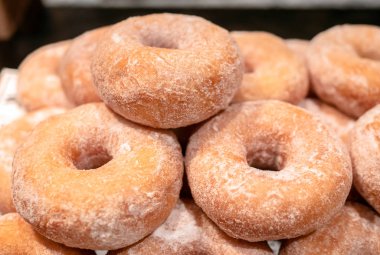 Kahvaltı için buğday ekmeği yığını.