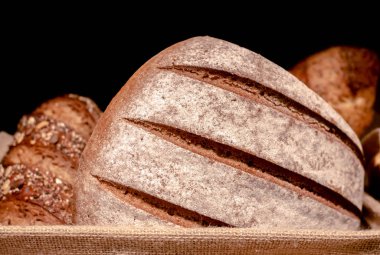 Kahvaltı için buğday ekmeği yığını.