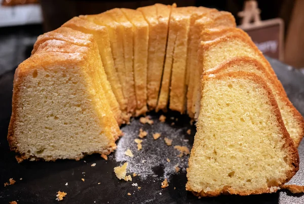 Kahvaltı için buğday ekmeği yığını.