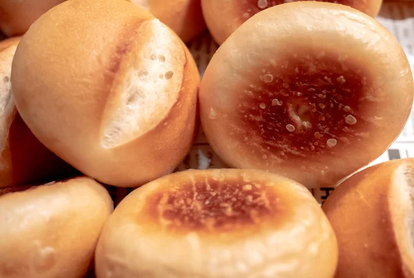 Kahvaltı için buğday ekmeği yığını.