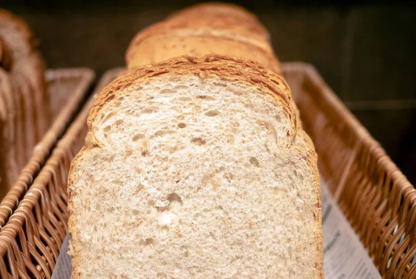 早餐用的小麦面包包起来 — 图库照片
