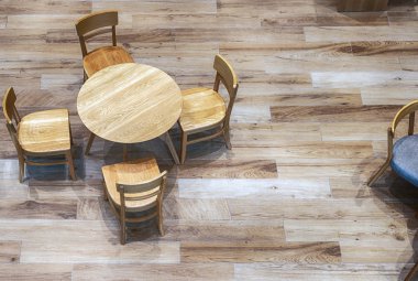 ahşap masa ve sandalyeler, üstten görünüm