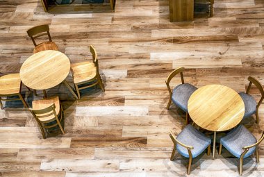 ahşap masa ve sandalyeler, üstten görünüm