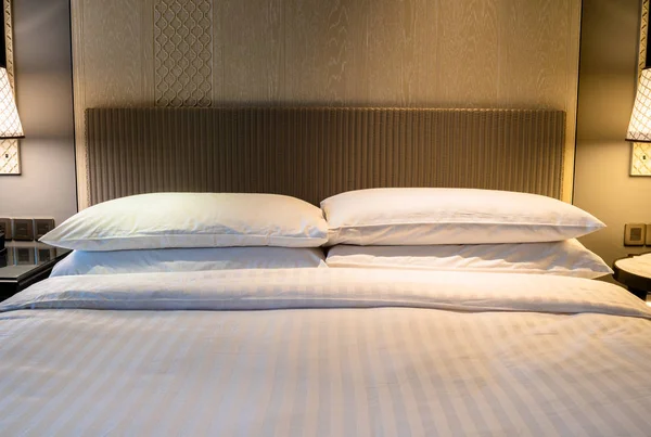 Innvendig soverom med King-size-seng . – stockfoto