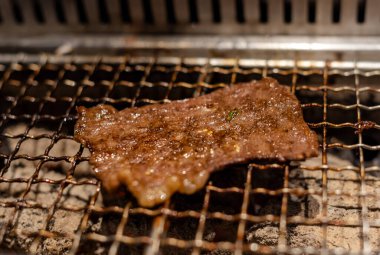 Barbekü veya Japon tarzı yakiniku için ızgara üzerinde ham sığır eti ve domuz eti dilim
