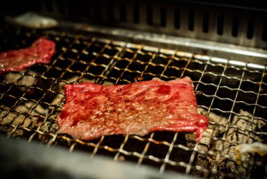 Barbekü veya Japon tarzı yakiniku için ızgara üzerinde ham sığır eti ve domuz eti dilim