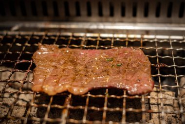Barbekü veya Japon tarzı yakiniku için ızgara üzerinde ham sığır eti ve domuz eti dilim